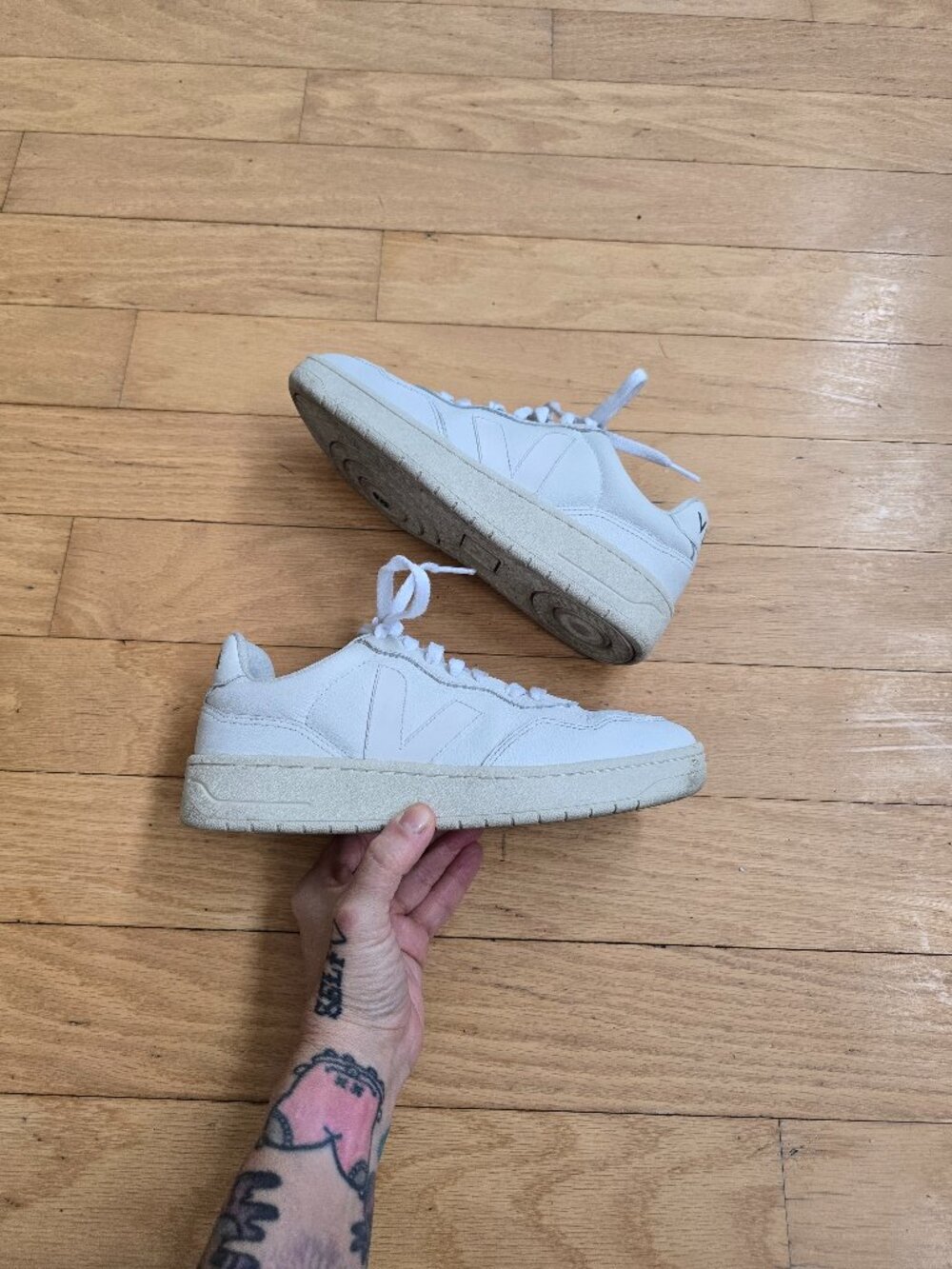 Veja | V-90 monochrome white minimalist sporty sneakers | WMS 6